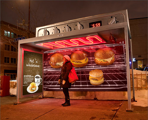 Parada de autobús convertida en horno, de Colle+McVoy para Caribou Coffee