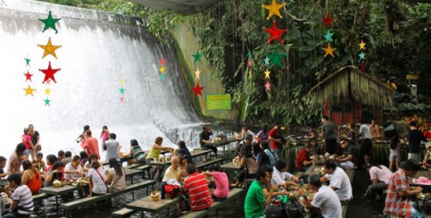 El restaurante bajo la cascada de Villa Escudero en Filipinas