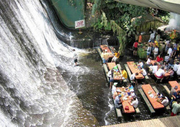 El restaurante bajo la cascada de Villa Escudero en Filipinas