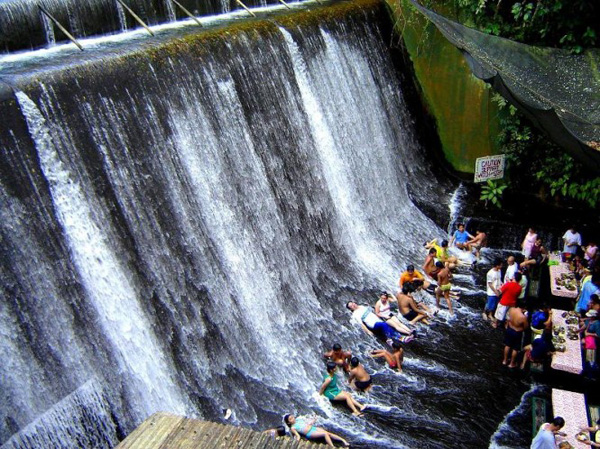 El restaurante bajo la cascada de Villa Escudero en Filipinas