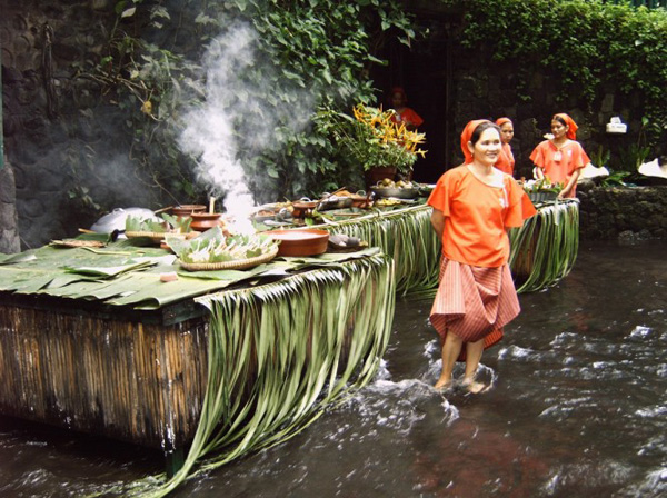 El restaurante bajo la cascada de Villa Escudero en Filipinas