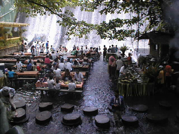 El restaurante bajo la cascada de Villa Escudero en Filipinas