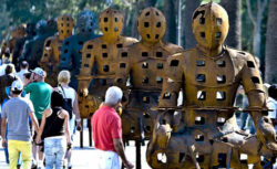 Xavier Mascaró expone su obra Guardianes en la Plaza Nueva de Sevilla