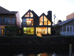 Garner Residence de Bruce Bolander en Malibu, elegancia a la orilla del río