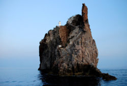 El Faro de Strombolicchio, una pequeña joya en las Islas Eolias de Sicilia