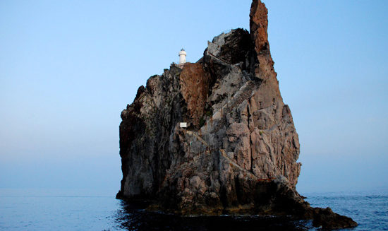 El Faro de Strombolicchio, una pequeña joya en las Islas Eolias de Sicilia