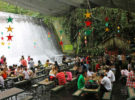 El restaurante bajo la cascada de Villa Escudero en Filipinas