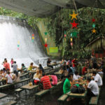 El restaurante bajo la cascada de Villa Escudero en Filipinas