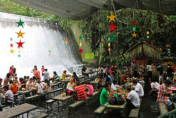 El restaurante bajo la cascada de Villa Escudero en Filipinas