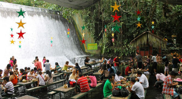 El restaurante bajo la cascada de Villa Escudero en Filipinas