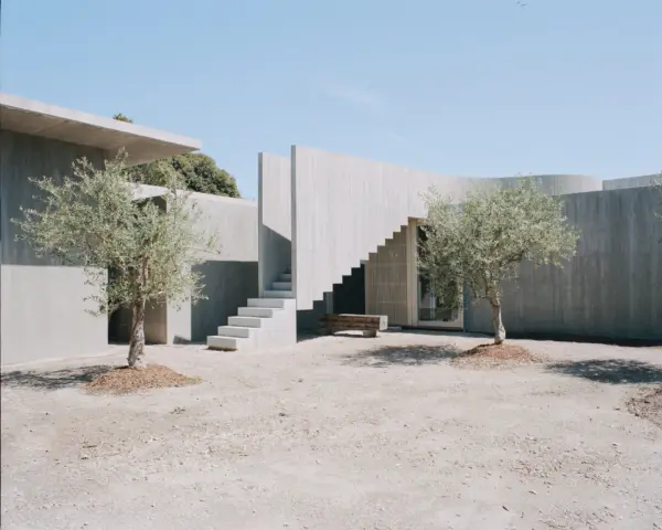Mori House by Aires Mateus & MA+Co: Minimalismo y Poesía Arquitectónica