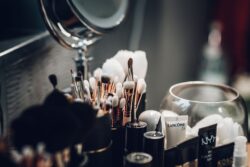 Guía definitiva para armar el kit de maquillaje para viaje perfecto
