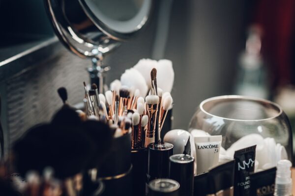 Guía definitiva para armar el kit de maquillaje para viaje perfecto