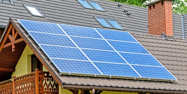 Kits solares de autoconsumo autoinstalables: Guía, normativa y cuál elegir